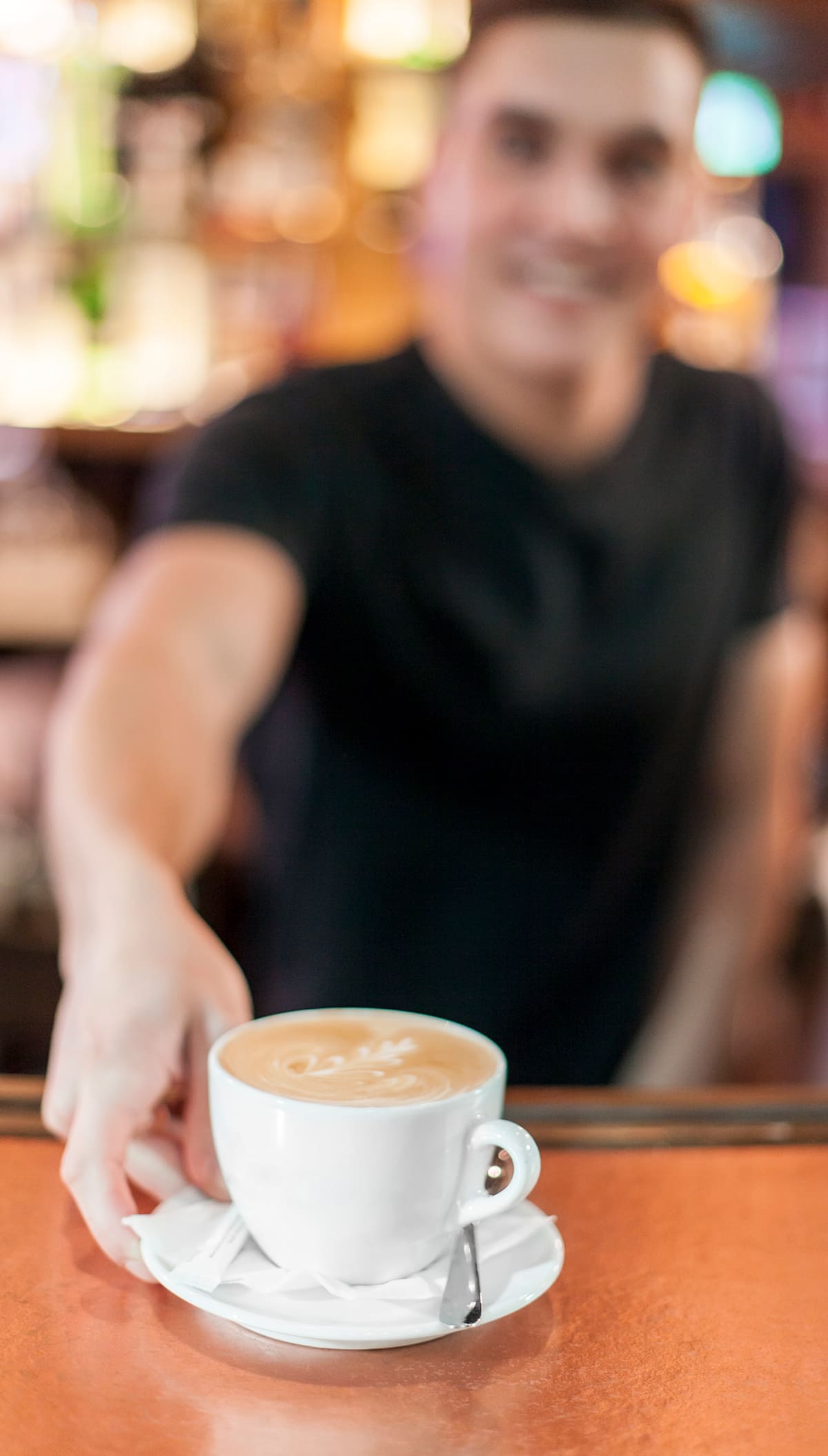 Barista a entregar um café