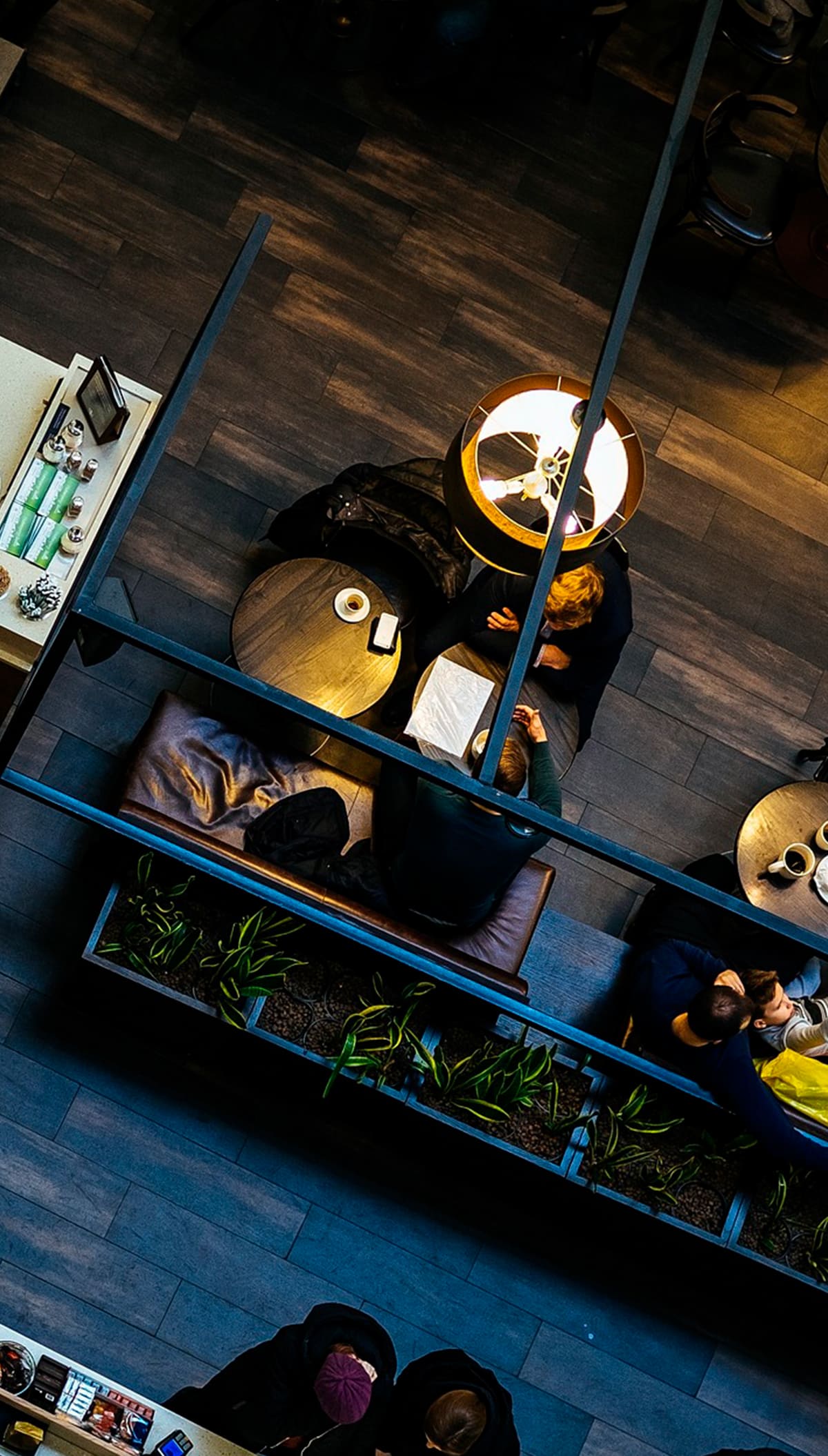 Sala de restaurante com pessoas sentadas